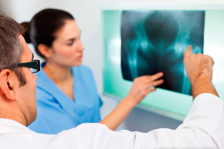 Seorang ahli reumatologi atau traumatologi mendiagnosis nyeri pada sendi panggul. 