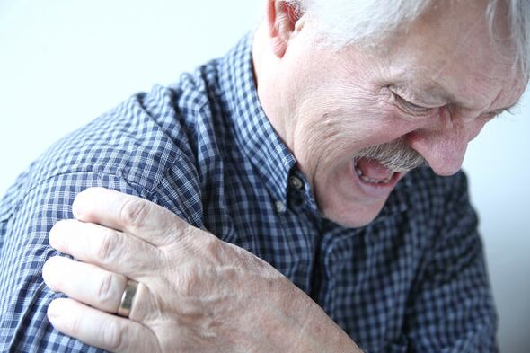 Nyeri bahu pada pria lanjut usia yang didiagnosis menderita arthrosis sendi bahu