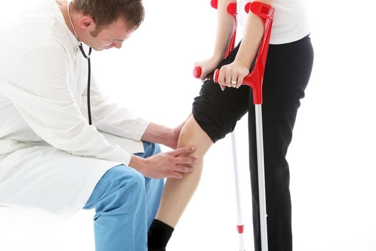 Inspeksi lutut pasien dengan arthrosis sendi lutut