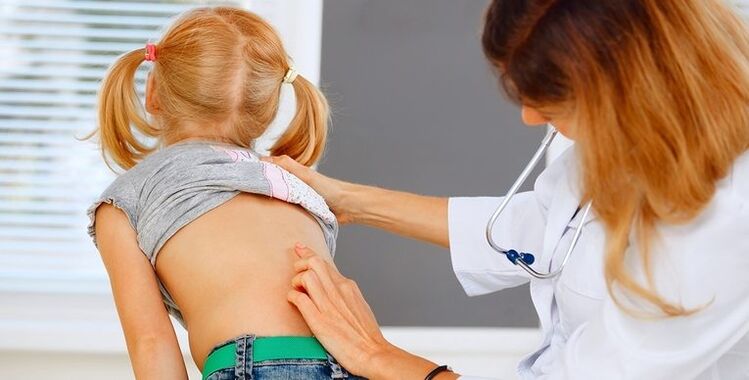 dokter memeriksa punggung anak untuk nyeri punggung bawah